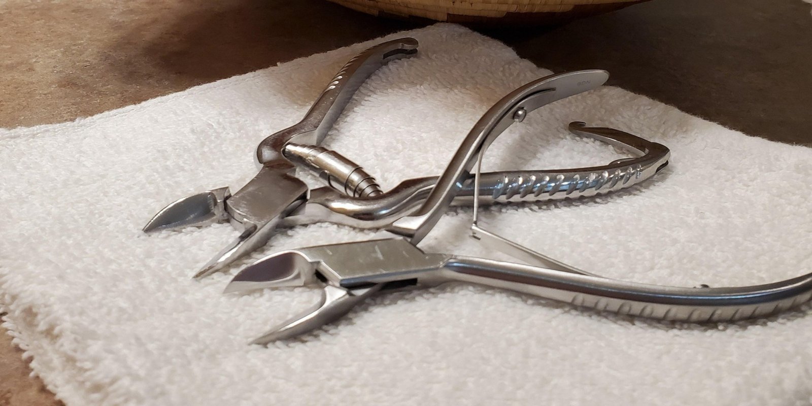 Você sabe quais problemas um alicate mal esterilizado pode trazer para a sua saúde?